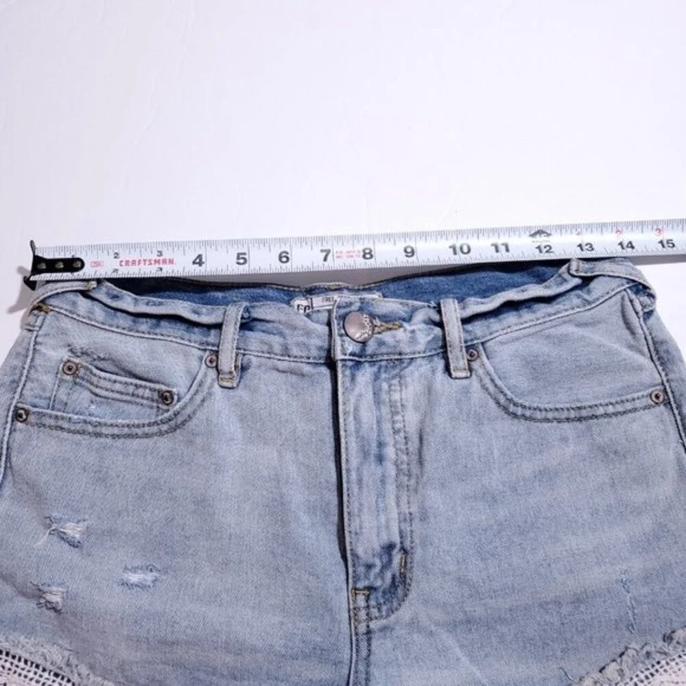 Free People Distressed Lace Hem Mini Denim Shorts Light Wash Size 26 Boho Summer - Picture 9 of 12